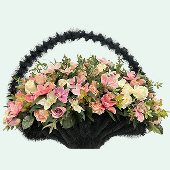 Корзина из искусственных цветов